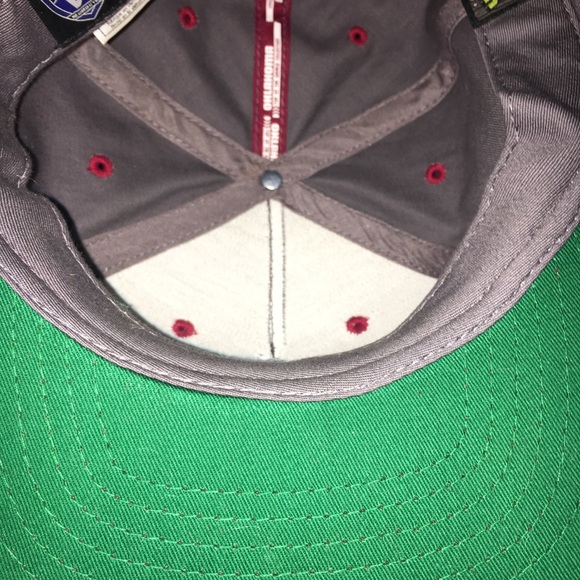 A hat - Picture 2 of 3